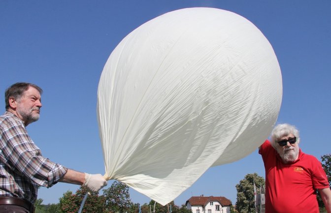 Mathias Metzner (links) und Prof. Dr. Dieter Fehler befüllen den Ballon mit Helium.