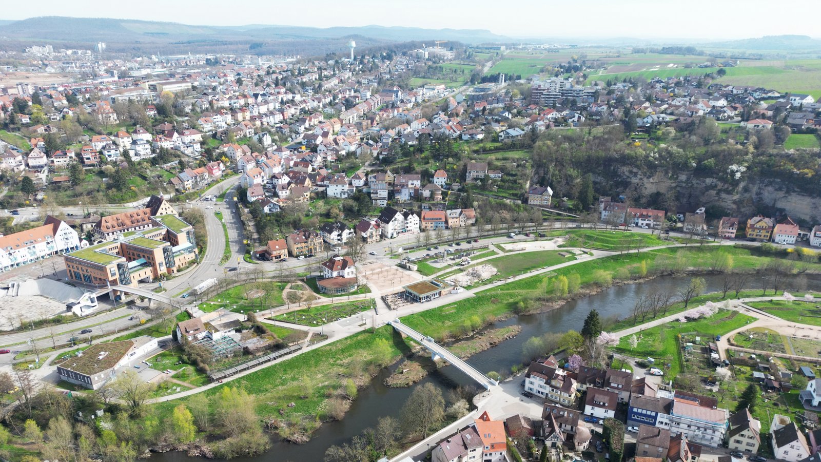 Das Gartenschaugelände heute: grüne Stadtmitte und beliebtes Ziel für die Naherholung – sei es zum Joggen, Flanieren oder als Platz fürs Feierabendbierchen. Dauerhaft geblieben sind am Fluss unter anderem ein nagelneues Jugendhaus (links), die Musikschule und das Restaurant Essenz (Mitte) sowie der Skatepark und der Aussichtshügel (rechts). Foto: Küppers