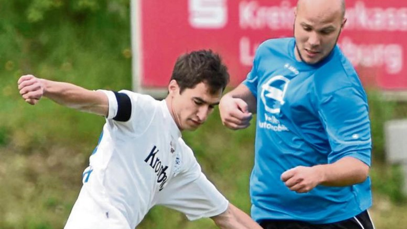 Kaum ein Vorbeikommen gab es für Aurichs Moritz Hahl (links) an Häfnerhaslachs Innenverteidiger Marcel Scholz. Foto: Leitner