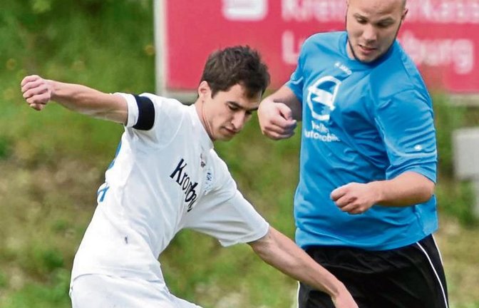 Kaum ein Vorbeikommen gab es für Aurichs Moritz Hahl (links) an Häfnerhaslachs Innenverteidiger Marcel Scholz. Foto: Leitner