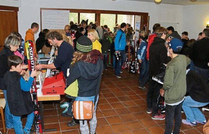 Ab dem Öffnen der Türen wälzen sich die Massen durch den Skibasar.  Fotos: Rücker