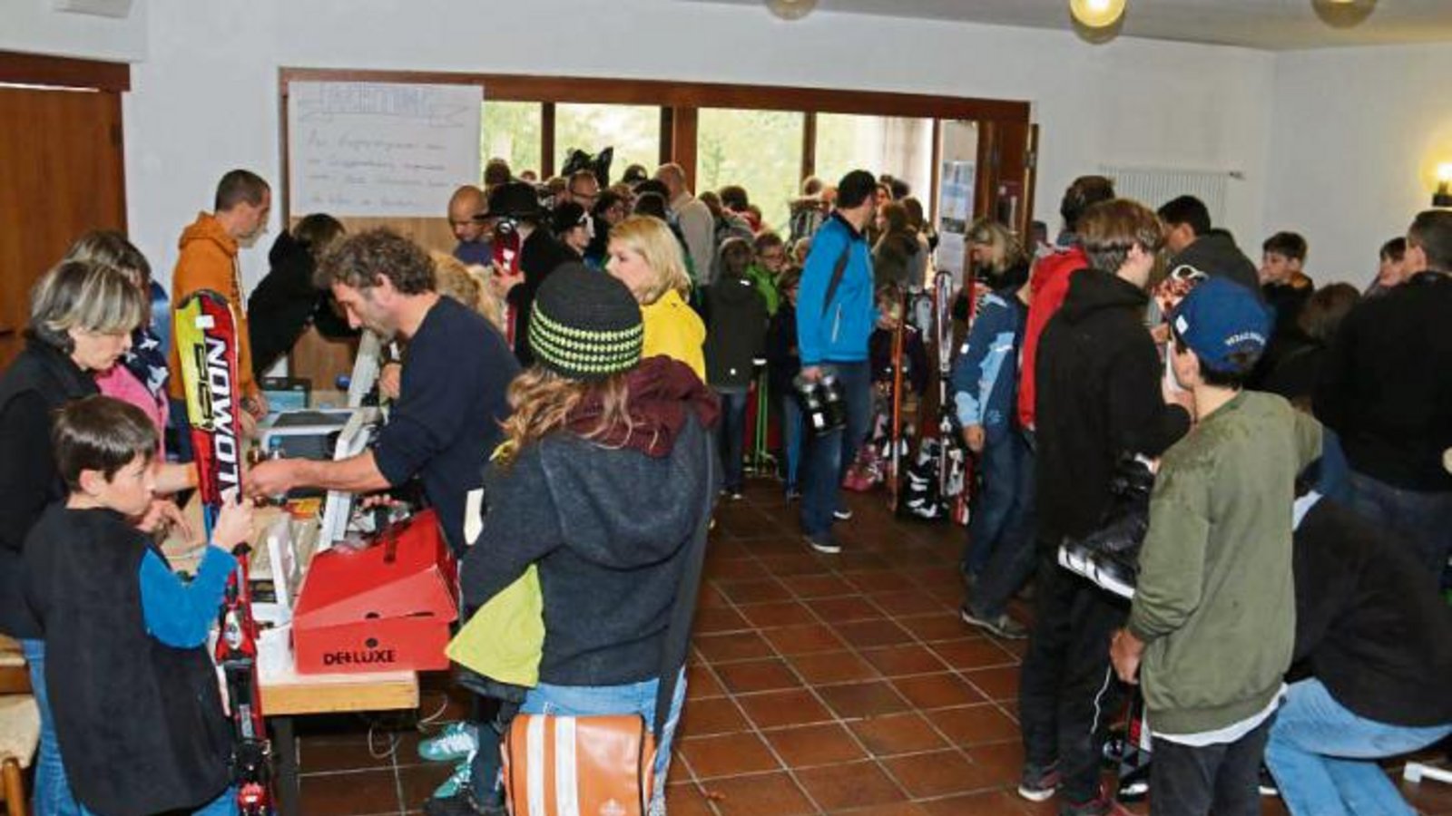 Ab dem Öffnen der Türen wälzen sich die Massen durch den Skibasar. Fotos: Rücker Ab dem Öffnen der Türen wälzen sich die Massen durch den Skibasar. Fotos: Rücker