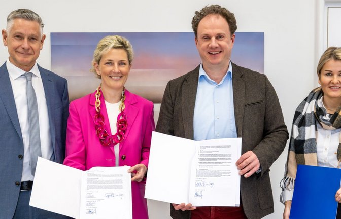 Von Links: Jürgen Schindler (Stadt Ludwigsburg), Sigrid Zimmerling (IHK-Bezirkskammer Ludwigsburg), Oberbürgermeister Dr. Matthias Knecht, Nicole Ackermann (Kreishandwerkerschaft Ludwigsburg).  <span class='image-autor'>Foto: IHK Stuttgart</span>