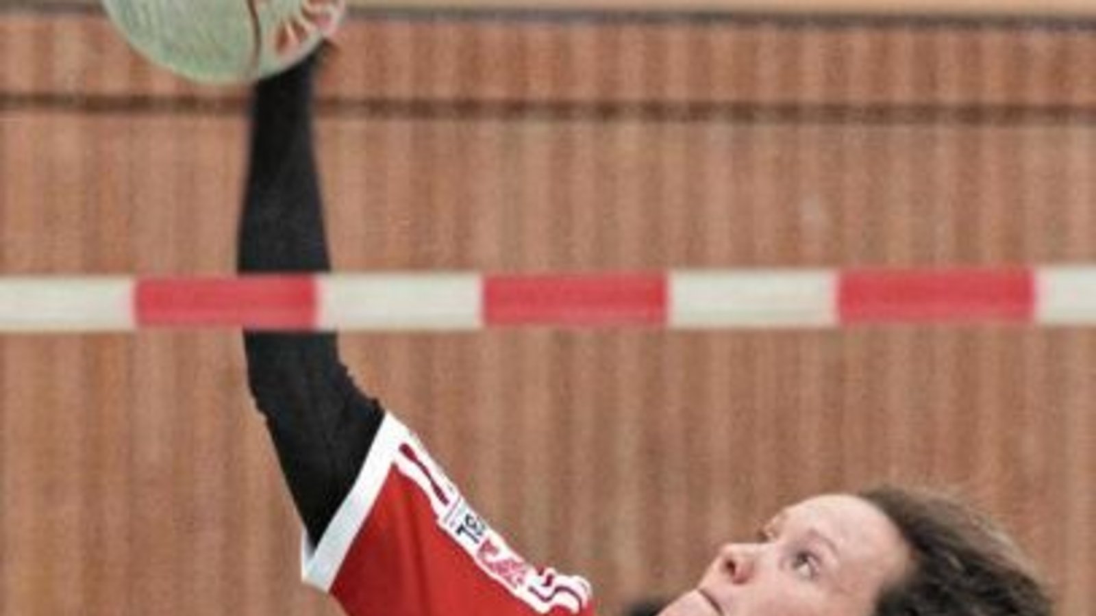 Marie-Therese Rothmaier (links) ließ die Gegnerinnen mit ihrer Übersicht bei Angaben und Rückschlägen oft ins Leere laufen, während Stefanie Späth eine solide Leistung zeigte. Foto: Nachreiner