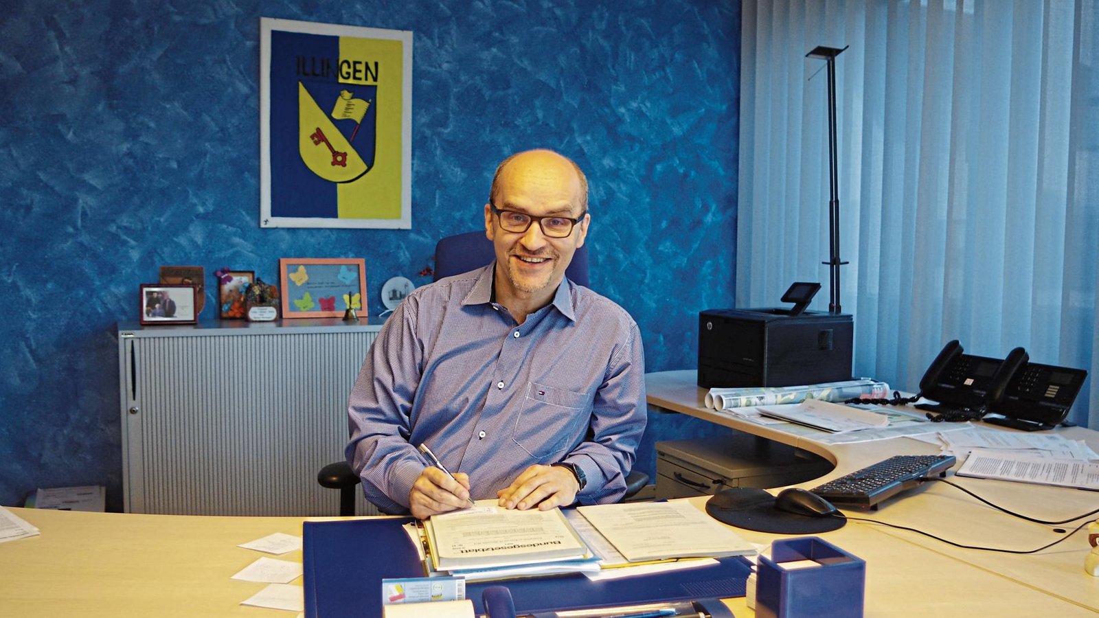 Seit September 2005 amtiert Harald Eiberger als Bürgermeister der Gemeinde Illingen. Ermüdungserscheinungen offenbart er noch keine. Allenfalls etwas abgeklärter ist er mit Blick auf einige Erlebnisse geworden. Fotos: Romanowski Seit September 2005 amtiert Harald Eiberger als Bürgermeister der Gemeinde Illingen. Ermüdungserscheinungen offenbart er noch keine. Allenfalls etwas abgeklärter ist er mit Blick auf einige Erlebnisse geworden. Fotos: Romanowski