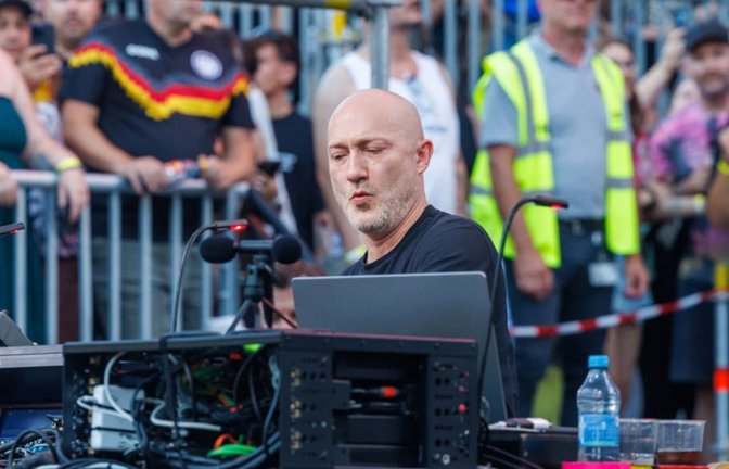 Mehrere tausend Besucher feiern bei den Beats von Paul Kalkbrenner im Badezentrum Sindelfingen.<span class='image-autor'>Stefanie Schlecht</span>