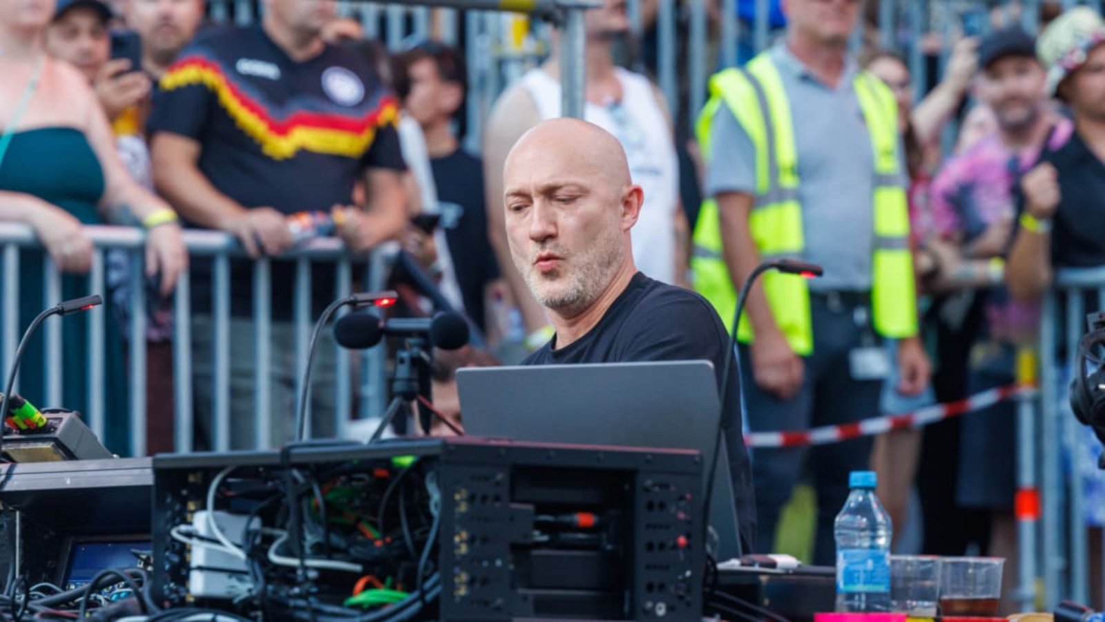 Mehrere tausend Besucher feiern bei den Beats von Paul Kalkbrenner im Badezentrum Sindelfingen.Stefanie Schlecht Mehrere tausend Besucher feiern bei den Beats von Paul Kalkbrenner im Badezentrum Sindelfingen.Stefanie Schlecht
