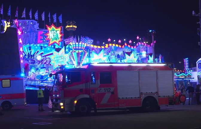Medizinischer Notfall: Rettungskräfte eilten am Samstagabend zum Fahrgeschäft „Breakdance“.<span class='image-autor'>Blaulichtzentrale.de / Simon Adomat</span>