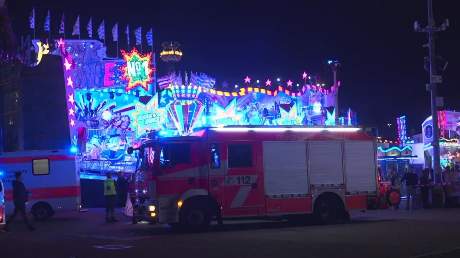 Medizinischer Notfall: Rettungskräfte eilten am Samstagabend zum Fahrgeschäft „Breakdance“.Blaulichtzentrale.de / Simon Adomat Medizinischer Notfall: Rettungskräfte eilten am Samstagabend zum Fahrgeschäft „Breakdance“.Blaulichtzentrale.de / Simon Adomat