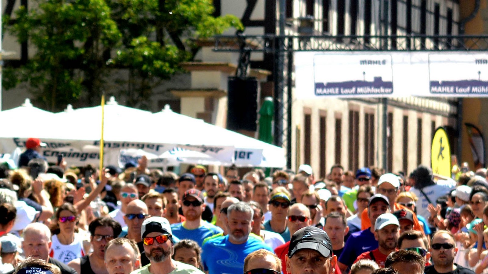 Der Massenstart auf die Zehn-Kilometer-Distanz zeigt, wie beliebt der Mahle-Lauf in Mühlacker auch in seiner 19. Auflage ist. Mehr als 1000 Teilnehmer waren auf der Strecke.  Foto: Stahlfeld