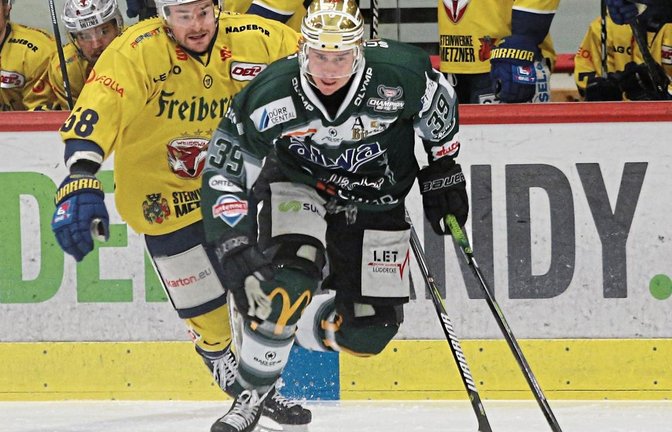 Mychal Monteith und die Lausitzer Füchse liefen Matt McKnight (vorne) und den Bietigheim Steelers fast nur hinterher. Foto: Baumann