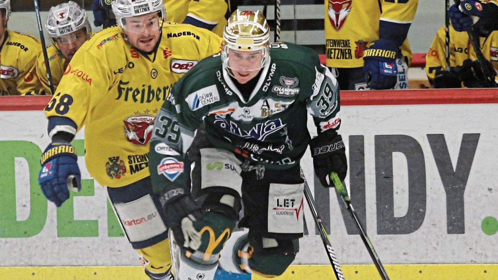 Mychal Monteith und die Lausitzer Füchse liefen Matt McKnight (vorne) und den Bietigheim Steelers fast nur hinterher. Foto: Baumann Mychal Monteith und die Lausitzer Füchse liefen Matt McKnight (vorne) und den Bietigheim Steelers fast nur hinterher. Foto: Baumann