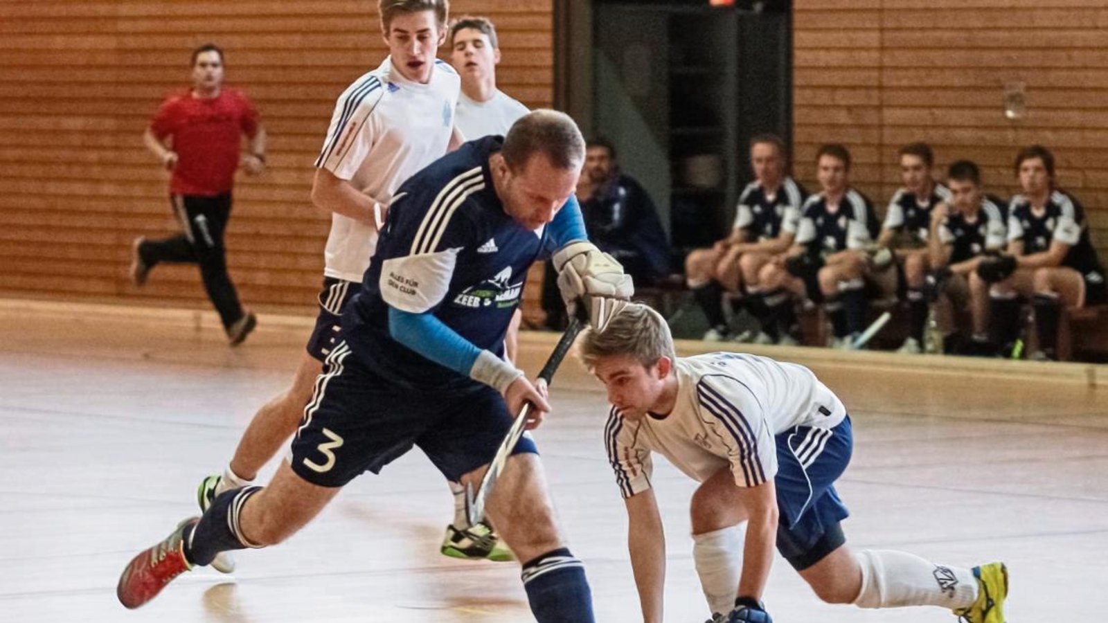 Jakob Brandauer (Mitte) wird gestoppt. Die Hockeyspieler des Club an der Enz gehen aber mit viel Zuversicht in die Hallenrunde. Foto: Simecek Jakob Brandauer (Mitte) wird gestoppt. Die Hockeyspieler des Club an der Enz gehen aber mit viel Zuversicht in die Hallenrunde. Foto: Simecek