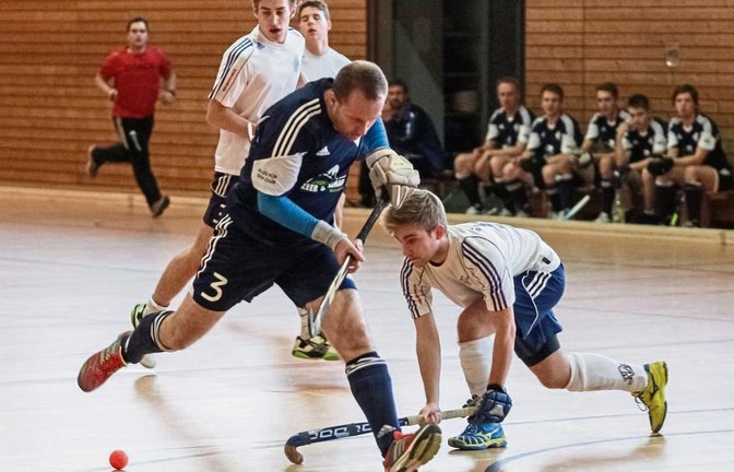 Jakob Brandauer (Mitte) wird gestoppt. Die Hockeyspieler des Club an der Enz gehen aber mit viel Zuversicht in die Hallenrunde.  Foto: Simecek