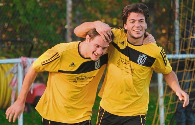 Danny Decker herzt Jonathan Vollmer (links) nach dessen Treffer zum 1:0 in der 32. Minute. Foto: Nachreiner