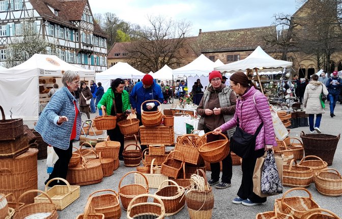 Im Eingangsbereich des Klosterhofs werden geflochtene Korbwaren angeboten.