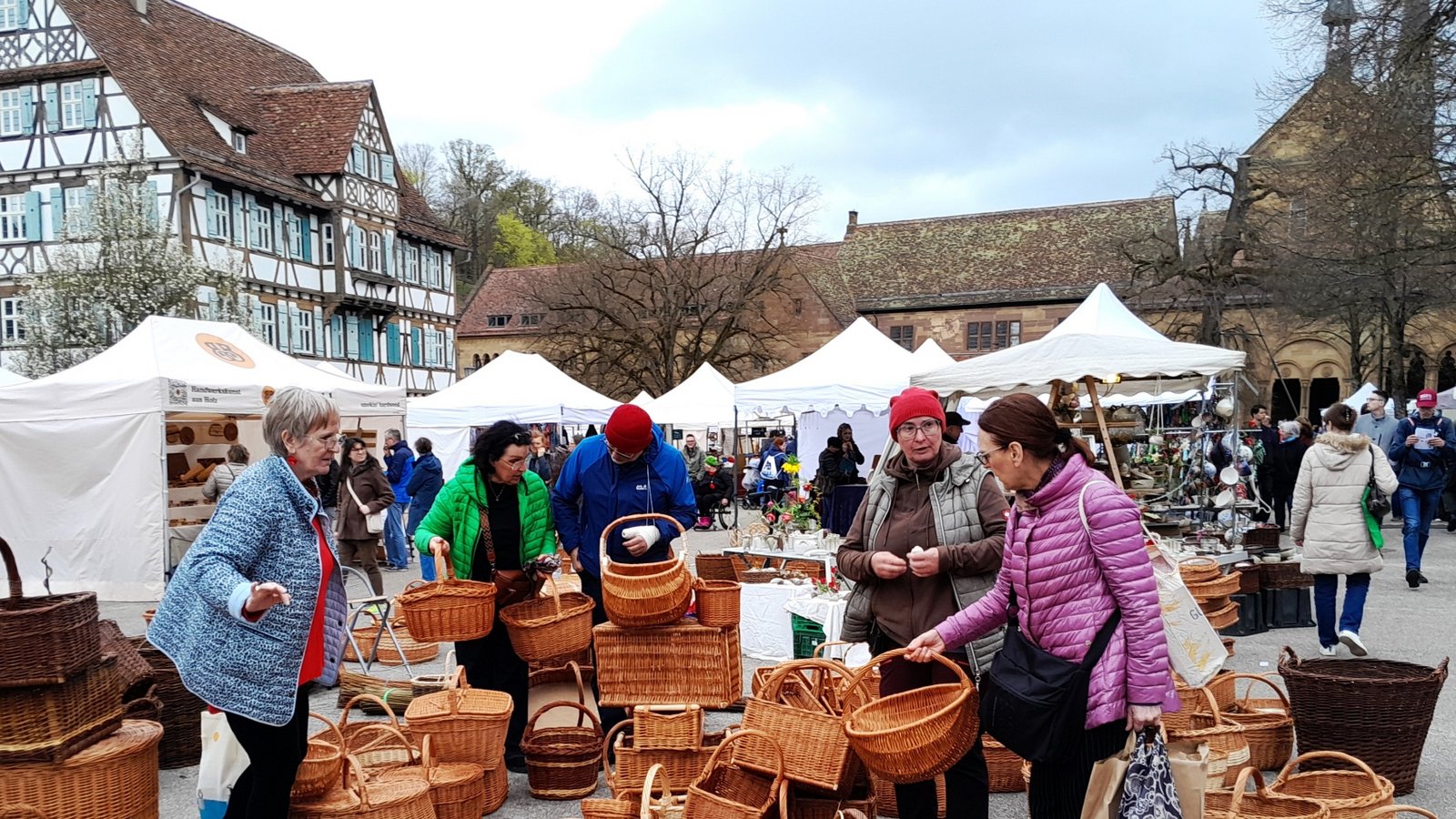 Im Eingangsbereich des Klosterhofs werden geflochtene Korbwaren angeboten.