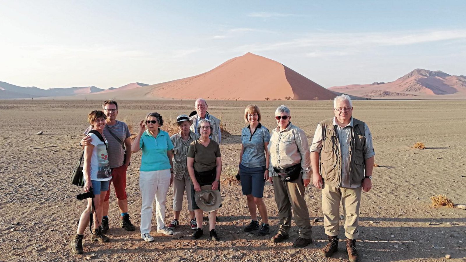 Beeindruckende Landschaften in Namibia: Constanze Schrickel (Dritte von rechts) mit den Urlaubern der VKZ-Leserreise in der Wüste Namib.  Fotos: p