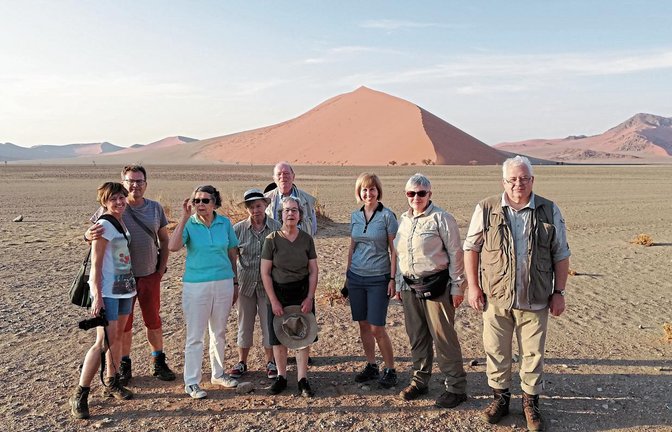 Beeindruckende Landschaften in Namibia: Constanze Schrickel (Dritte von rechts) mit den Urlaubern der VKZ-Leserreise in der Wüste Namib.  Fotos: p