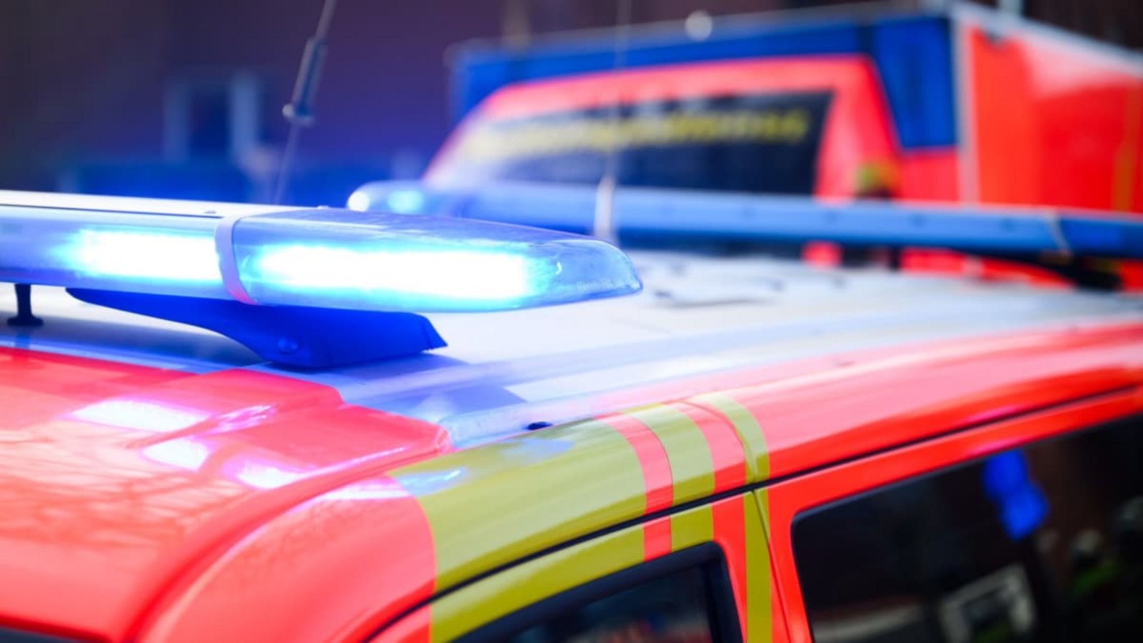 Eine junge Fahrerin eines Krankentransporters hat in Winnenden einen Unfall verursacht (Symbolbild).Julian Stratenschulte/dpa Eine junge Fahrerin eines Krankentransporters hat in Winnenden einen Unfall verursacht (Symbolbild).Julian Stratenschulte/dpa