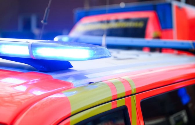 Eine junge Fahrerin eines Krankentransporters hat in Winnenden einen Unfall verursacht (Symbolbild).<span class='image-autor'>Julian Stratenschulte/dpa</span>