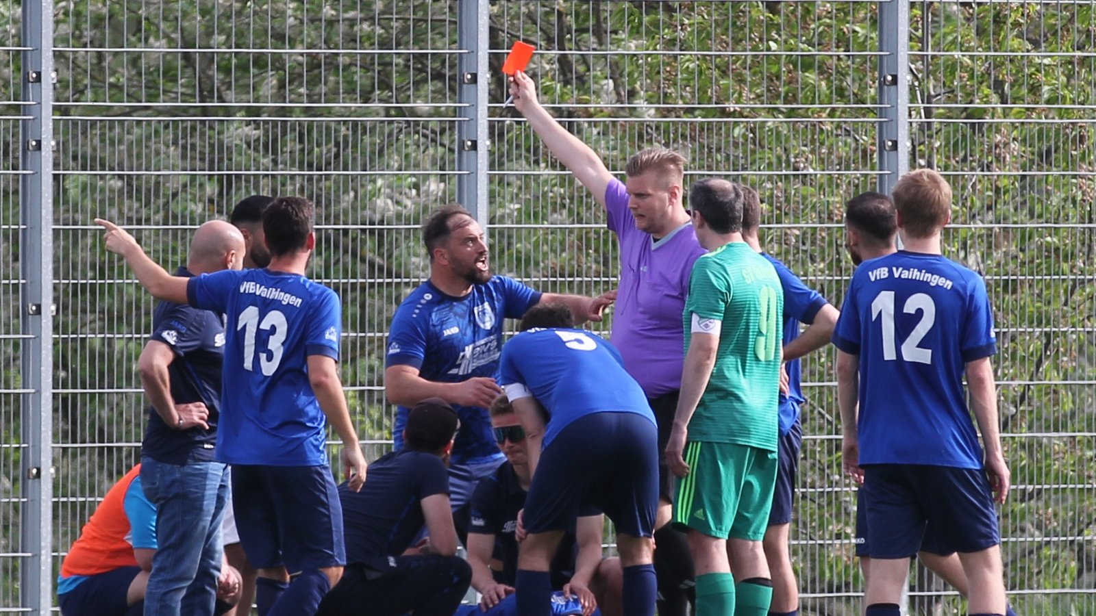 In einer hitzigen Schlussphase zwischen Iptingen und Vaihingen zückt der Schiedsrichter gleich mehrfach die Rote Karte. Foto: Dittrich
