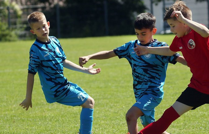 Die Illinger E1-Junioren (blaue Trikots) haben sich beim Wiernsheimer Pfingstturnier in zwei ihrer drei Spiele gegen Gastgeber SG Platte durchgesetzt und sind Dritter geworden.  <span class='image-autor'>Foto: Küppers</span>