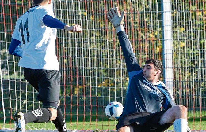 Schützenfest in Großglattbach: Marcel Göttfert (links) erzielt bereits in der 11. Minute das 1:0 für den TSV Kleinsachsenheim. Adrian Sieber steht hier ebenso auf verlorenem Posten wie später noch mehrmals in der torreichen Partie, die mit 5:1 an die Gäst