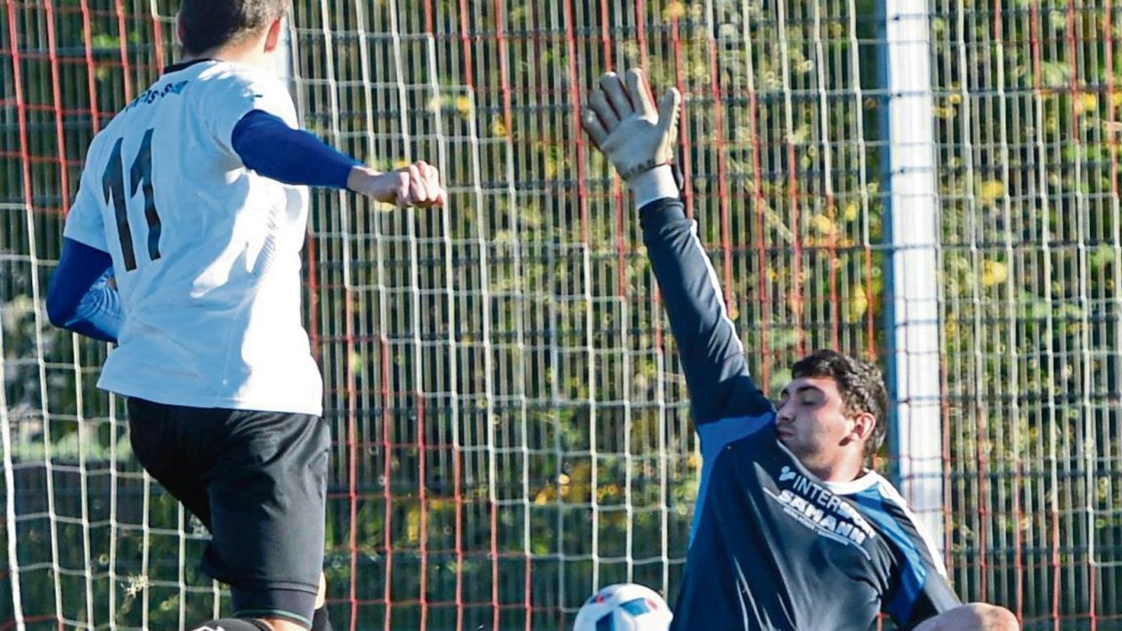 Schützenfest in Großglattbach: Marcel Göttfert (links) erzielt bereits in der 11. Minute das 1:0 für den TSV Kleinsachsenheim. Adrian Sieber steht hier ebenso auf verlorenem Posten wie später noch mehrmals in der torreichen Partie, die mit 5:1 an die Gäst