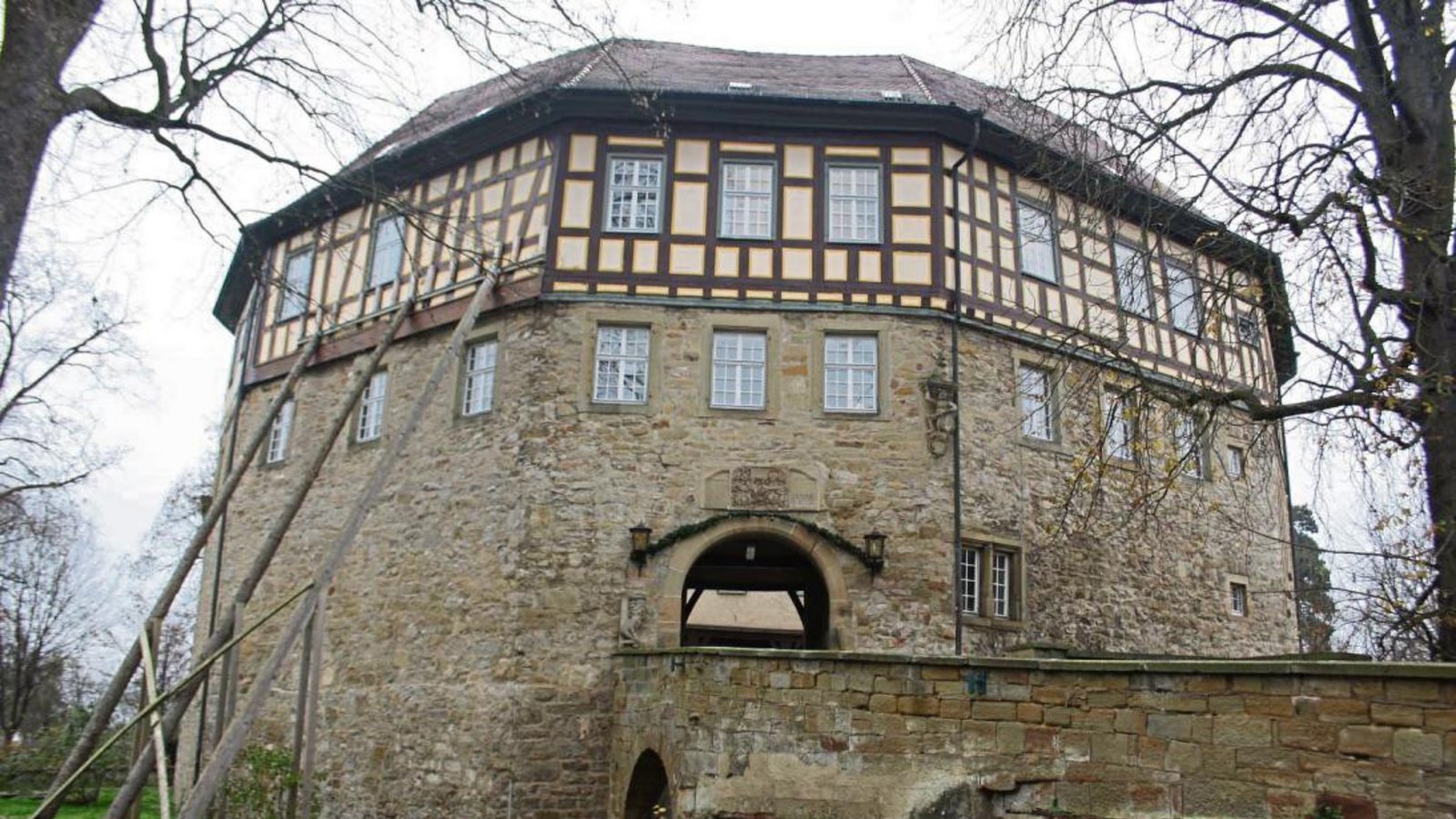 Das Sachsenheimer Wasserschloss muss für acht Millionen Euro saniert werden. Fotos: Jähne Das Sachsenheimer Wasserschloss muss für acht Millionen Euro saniert werden. Fotos: Jähne