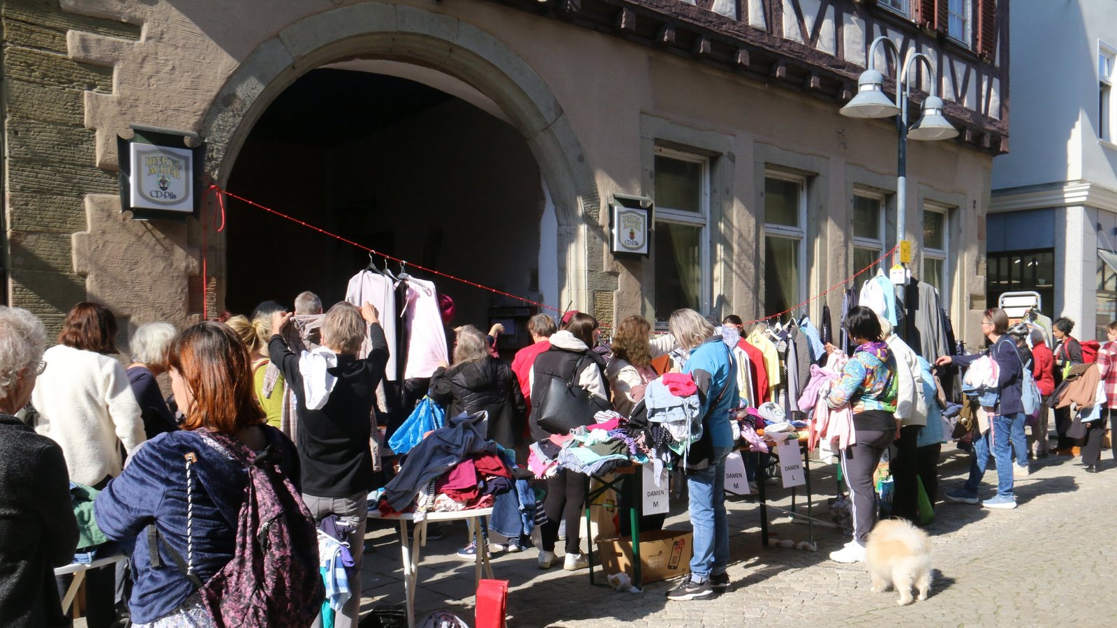 Der Kleidertausch ist ein beliebtes Angebot in Vaihingen. Nun werden Herbst- und Winterkleidungsstücke getauscht. Archivfoto: Müller