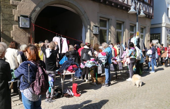 Der Kleidertausch ist ein beliebtes Angebot in Vaihingen. Nun werden Herbst- und Winterkleidungsstücke getauscht. Archivfoto: Müller