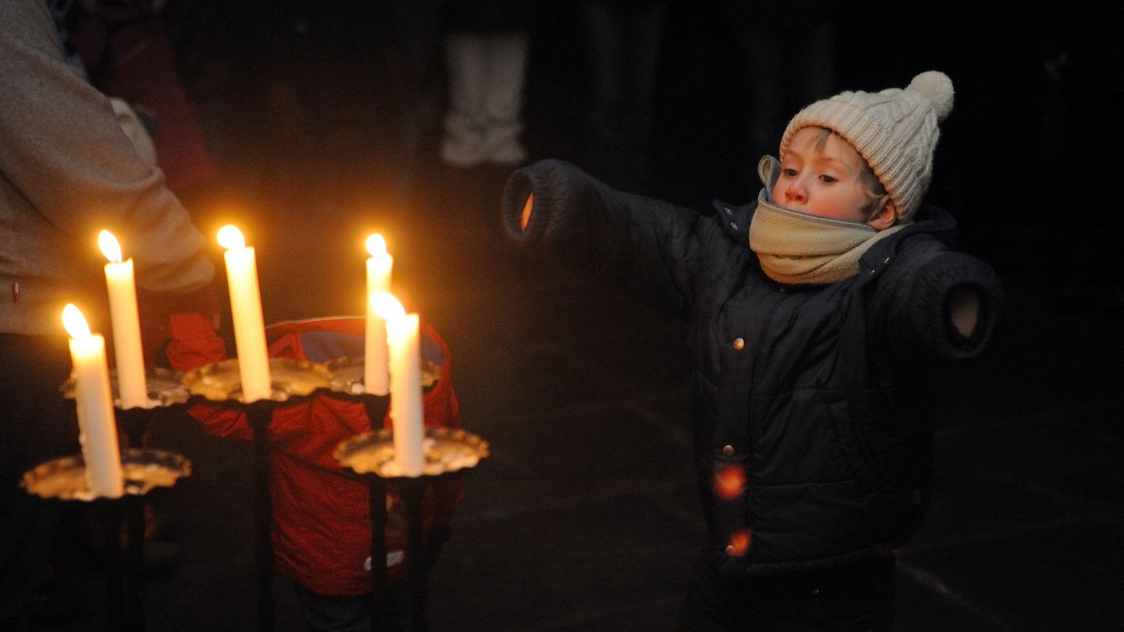 Am Samstag (22. Januar) um 17 Uhr begeben sich Besucherinnen und Besucher „Bei Kerzenschein und Glühwein“ auf eine Reise durch das winterliche Zisterzienserkloster in Maulbronn. Zum Abschluss können sich alle auf ein heißes Getränk freuen. Für die Sonderführung ist eine Anmeldung unter Telefonnummer 0 62 21 65 888 15 erforderlich. Kein Licht! Das Abenddunkel im mittelalterlichen Kloster erleben – Kerzen beleuchten stimmungsvoll Klosterkirche und Klausur, die Räume, in denen einst die Mönche lebten. Bei Geschichten und Erzählungen beginnt unmerklich die Reise ins Mittelalter. Und keine Heizung! Das ist heute kaum vorstellbar. Umso mehr freuen sich am Samstag um 17 Uhr alle auf den heißen Glühwein oder alkoholfreien Punsch im Freien. Foto: p Am Samstag (22. Januar) um 17 Uhr begeben sich Besucherinnen und Besucher „Bei Kerzenschein und Glühwein“ auf eine Reise durch das winterliche Zisterzienserkloster in Maulbronn. Zum Abschluss können sich alle auf ein heißes Getränk freuen. Für die Sonderführung ist eine Anmeldung unter Telefonnummer 0 62 21 65 888 15 erforderlich. Kein Licht! Das Abenddunkel im mittelalterlichen Kloster erleben – Kerzen beleuchten stimmungsvoll Klosterkirche und Klausur, die Räume, in denen einst die Mönche lebten. Bei Geschichten und Erzählungen beginnt unmerklich die Reise ins Mittelalter. Und keine Heizung! Das ist heute kaum vorstellbar. Umso mehr freuen sich am Samstag um 17 Uhr alle auf den heißen Glühwein oder alkoholfreien Punsch im Freien. Foto: p