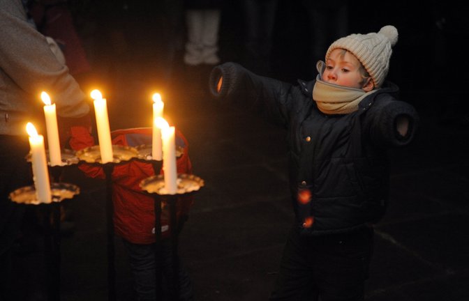 Am Samstag (22. Januar) um 17 Uhr begeben sich Besucherinnen und Besucher „Bei Kerzenschein und Glühwein“ auf eine Reise durch das winterliche Zisterzienserkloster in Maulbronn. Zum Abschluss können sich alle auf ein heißes Getränk freuen. Für die Sonderführung ist eine Anmeldung unter Telefonnummer 0 62 21 65 888 15 erforderlich. Kein Licht! Das Abenddunkel im mittelalterlichen Kloster erleben – Kerzen beleuchten stimmungsvoll Klosterkirche und Klausur, die Räume, in denen einst die Mönche lebten. Bei Geschichten und Erzählungen beginnt unmerklich die Reise ins Mittelalter. Und keine Heizung! Das ist heute kaum vorstellbar. Umso mehr freuen sich am Samstag um 17 Uhr alle auf den heißen Glühwein oder alkoholfreien Punsch im Freien.  Foto: p