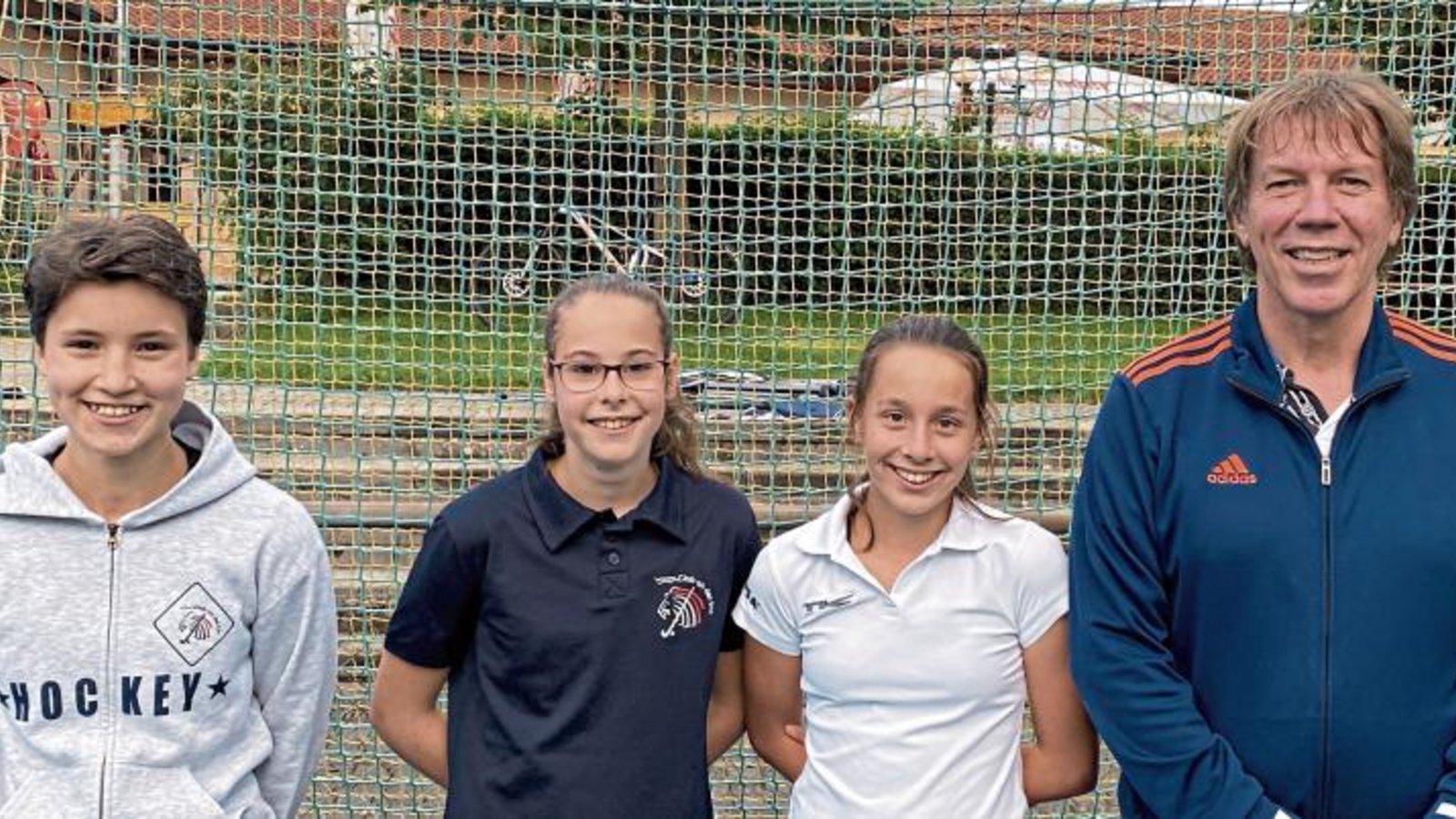 Sind in den Landeskader ihrer jeweiligen Altersklasse berufen worden: (von links) Lisa Bartz, Yaelle Hénon-Steck und Felia Bauz – zusammen mit Landestrainer Thomas Dauner Foto: privat Sind in den Landeskader ihrer jeweiligen Altersklasse berufen worden: (von links) Lisa Bartz, Yaelle Hénon-Steck und Felia Bauz – zusammen mit Landestrainer Thomas Dauner Foto: privat