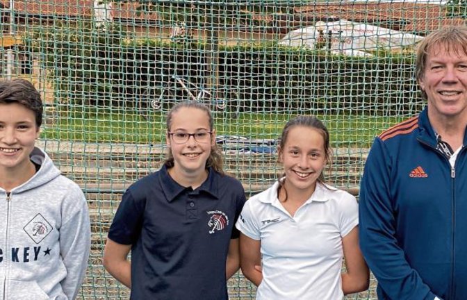 Sind in den Landeskader ihrer jeweiligen Altersklasse berufen worden: (von links) Lisa Bartz, Yaelle Hénon-Steck und Felia Bauz – zusammen mit Landestrainer Thomas Dauner Foto: privat