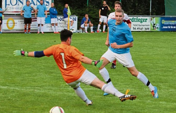 Häfnerhaslachs Marco Hirsch lässt den gegnerischen Torhütern regelmäßig keine Chance. Mit Maik Kheim und Marcel Dupper bildet Hirsch ein kongeniales Torjägertrio.  Foto: Nachreiner