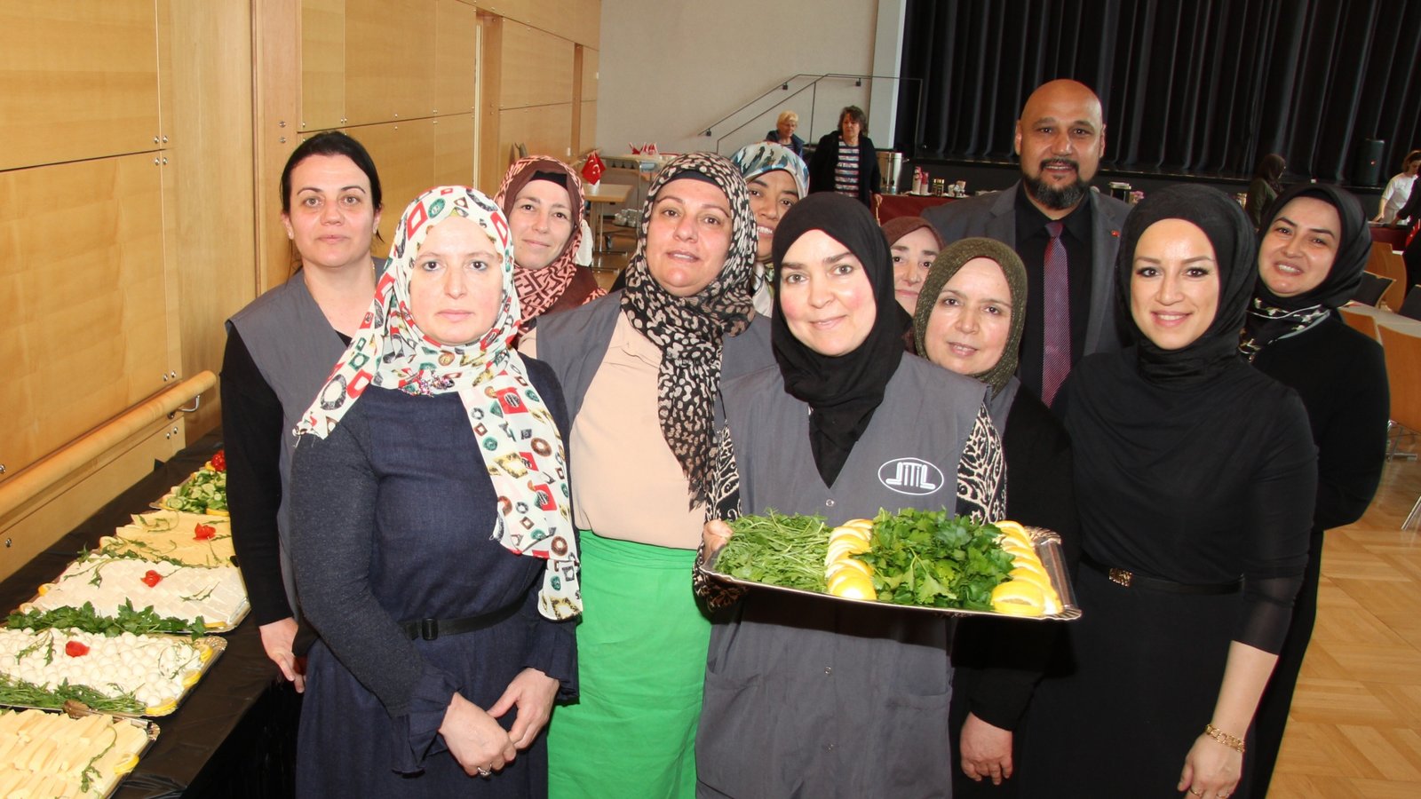Songül Aktas (Zweite von rechts) und ihre Helferinnen haben das Büfett mit dem Vorsitzenden des Türkischen Kulturvereins, Emin Aslan, organisiert.  Foto: Banholzer