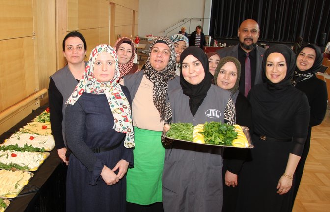 Songül Aktas (Zweite von rechts) und ihre Helferinnen haben das Büfett mit dem Vorsitzenden des Türkischen Kulturvereins, Emin Aslan, organisiert.  <span class='image-autor'>Foto: Banholzer</span>