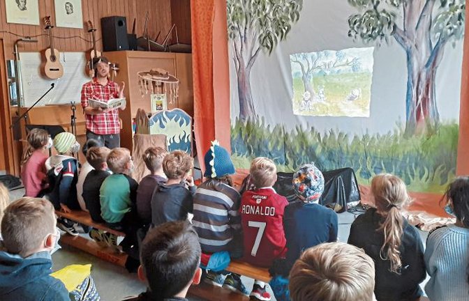 Kinderbuchautor Dominic Hogan nahm die Grundschüler der Kirbachschule in Hohenhaslach mit auf eine spannende Reise ins australische Outback. Foto: Glemser