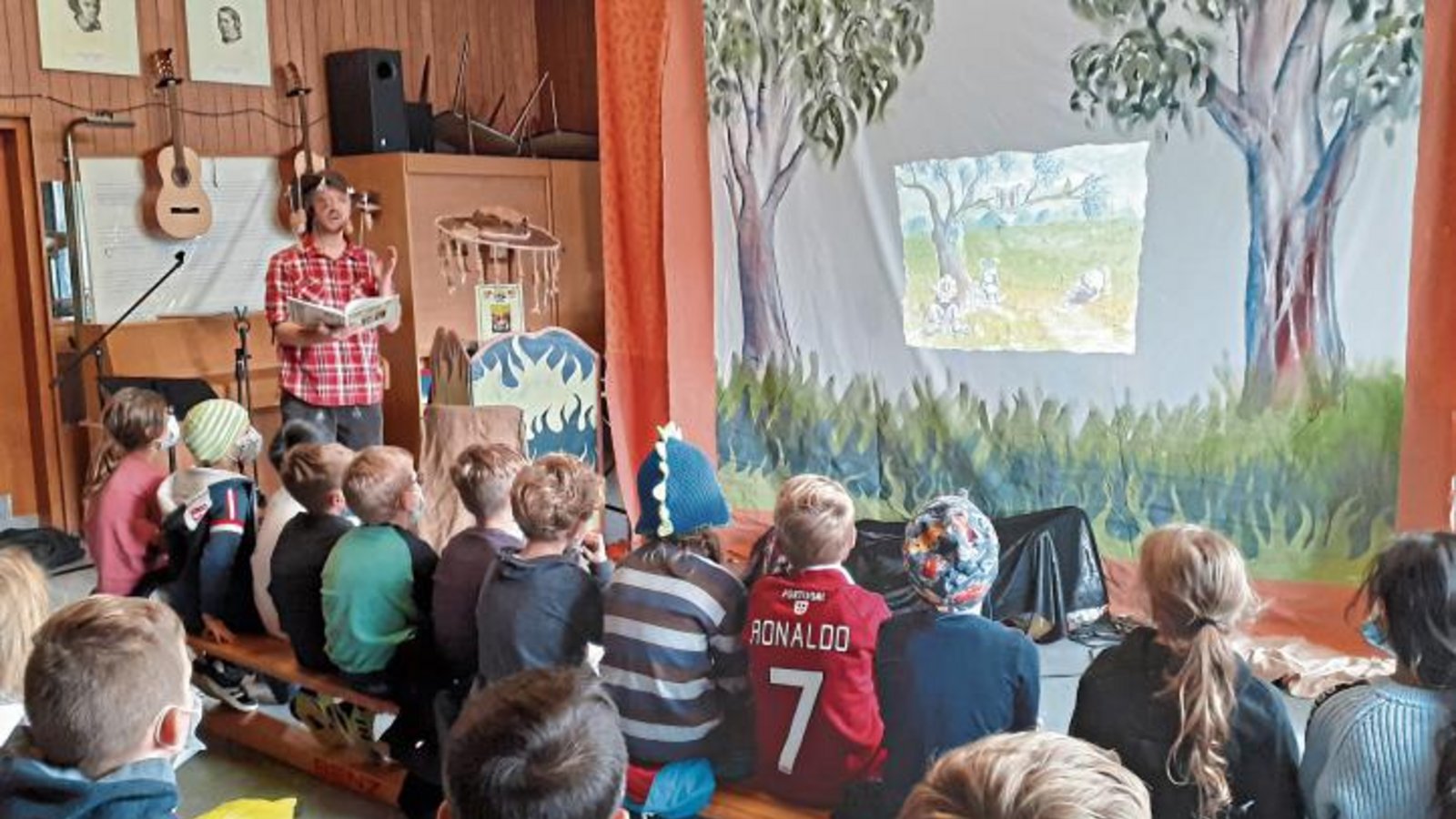 Kinderbuchautor Dominic Hogan nahm die Grundschüler der Kirbachschule in Hohenhaslach mit auf eine spannende Reise ins australische Outback. Foto: Glemser