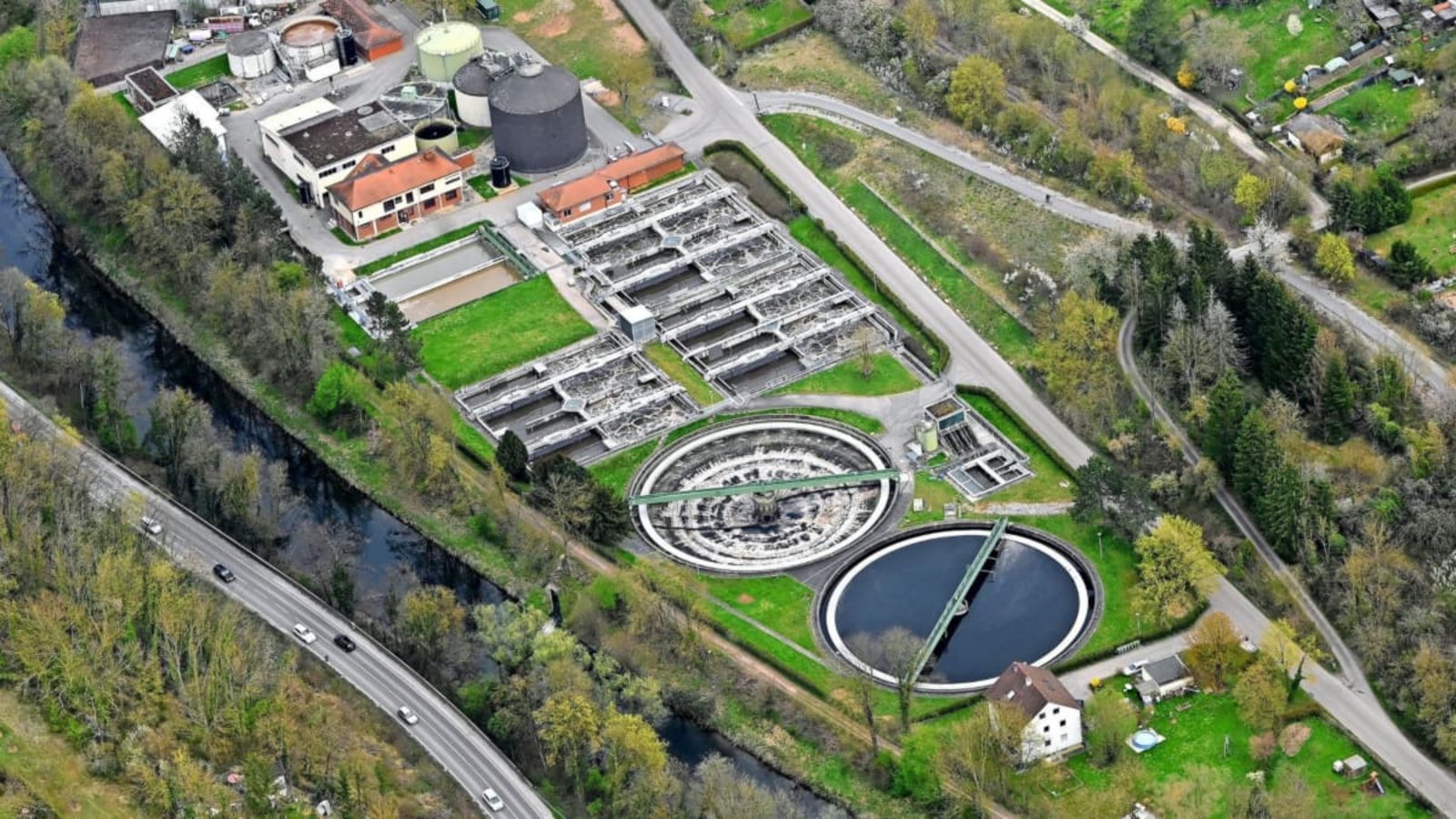 Der Feldweg, der rechts an der Kläranlage vorbeiführt, wird auf ganzer Länge bis zur Bergkelterkreuzung ausgebaut, um künftig von Bussen genutzt werden zu können.(Werner Kuhnle)