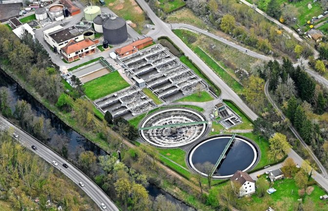 Der Feldweg, der rechts an der Kläranlage vorbeiführt, wird auf ganzer Länge bis zur Bergkelterkreuzung ausgebaut, um künftig von Bussen genutzt werden zu können.<span class='image-autor'>(Werner Kuhnle)</span>