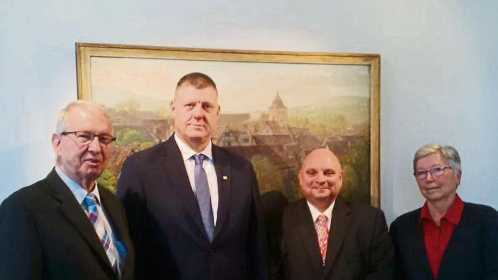 Vaihingens Stadtrat Friedrich Wahl, Landtagskandidat Roland Zitzmann (von links) informieren sich mit Kreisrätin Helga Eberle bei Sersheims Bürgermeister Jürgen Scholz.  Foto: p