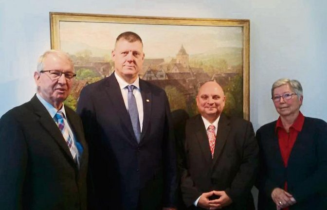 Vaihingens Stadtrat Friedrich Wahl, Landtagskandidat Roland Zitzmann (von links) informieren sich mit Kreisrätin Helga Eberle bei Sersheims Bürgermeister Jürgen Scholz.  Foto: p