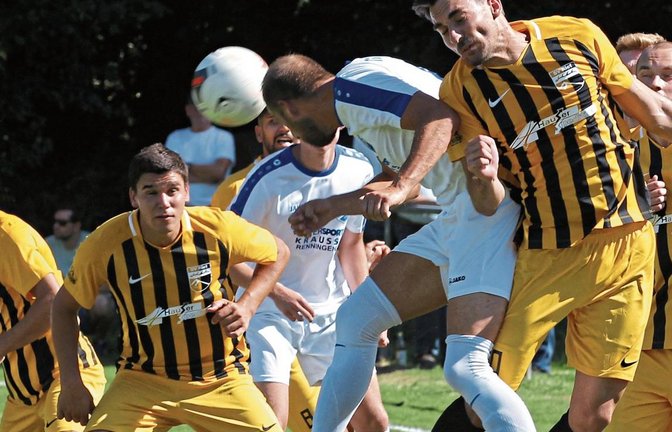 Ein Bild aus besseren Zeiten: Samuel Grözinger (links) ist am liebsten mittendrin beim Kampf um den Ball. Doch er hat volles Verständnis dafür, dass der Ball bis auf Weiteres ruhen muss – zumindest in den Amateurligen. Foto: Nachreiner