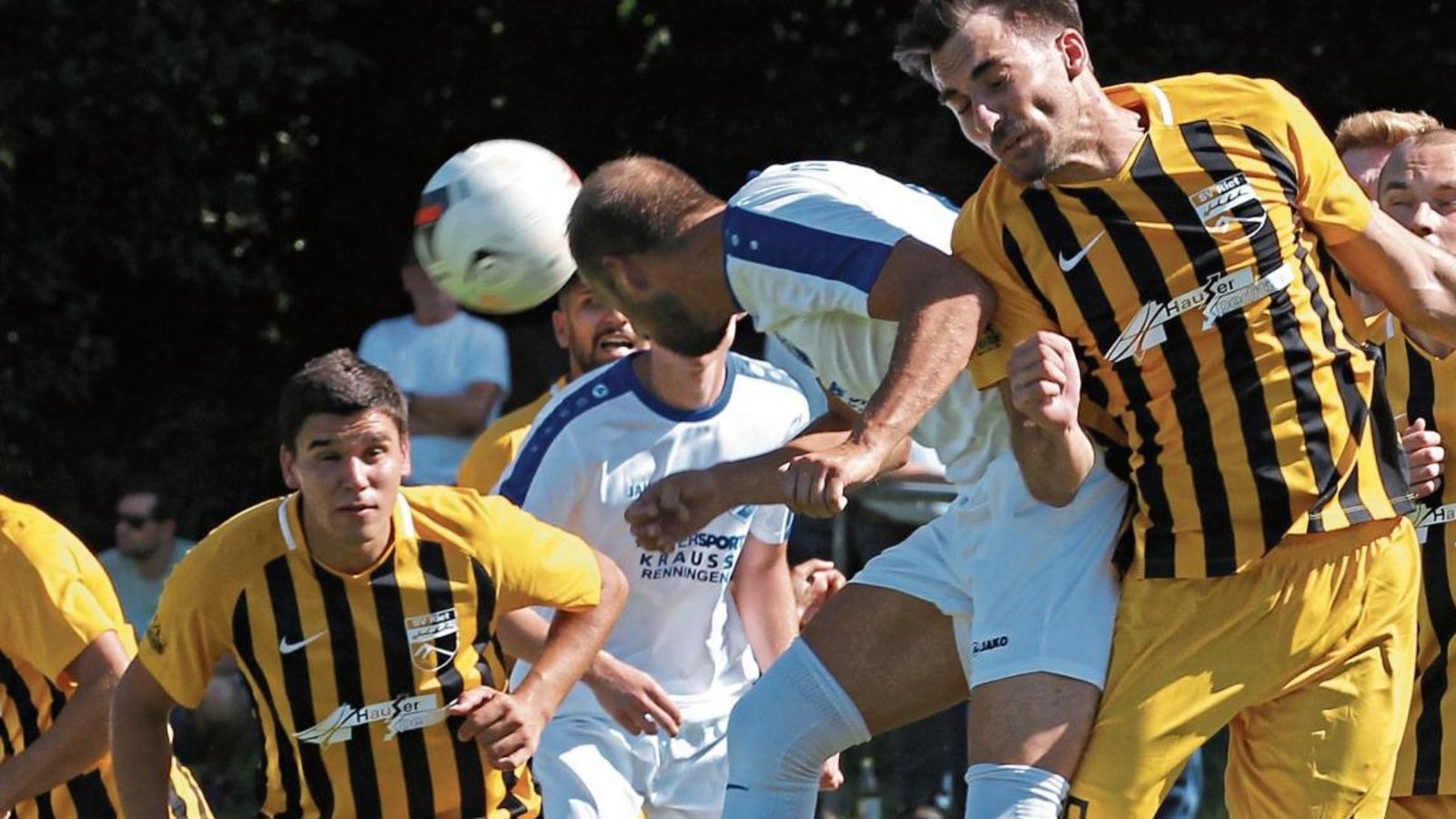 Ein Bild aus besseren Zeiten: Samuel Grözinger (links) ist am liebsten mittendrin beim Kampf um den Ball. Doch er hat volles Verständnis dafür, dass der Ball bis auf Weiteres ruhen muss – zumindest in den Amateurligen. Foto: Nachreiner Ein Bild aus besseren Zeiten: Samuel Grözinger (links) ist am liebsten mittendrin beim Kampf um den Ball. Doch er hat volles Verständnis dafür, dass der Ball bis auf Weiteres ruhen muss – zumindest in den Amateurligen. Foto: Nachreiner