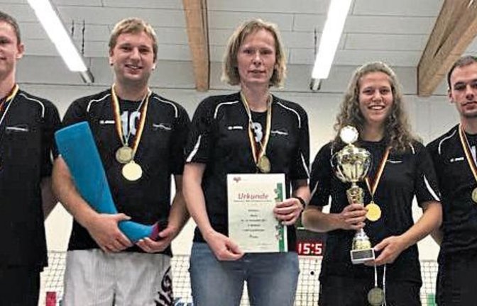 Haben sich den DM-Titel im Mixed gesichert: (von links) Farin Sparmann, Sascha Abel, Kristin Sparmann, Iris Barbunopulos und Sebastian Komander Foto: privat