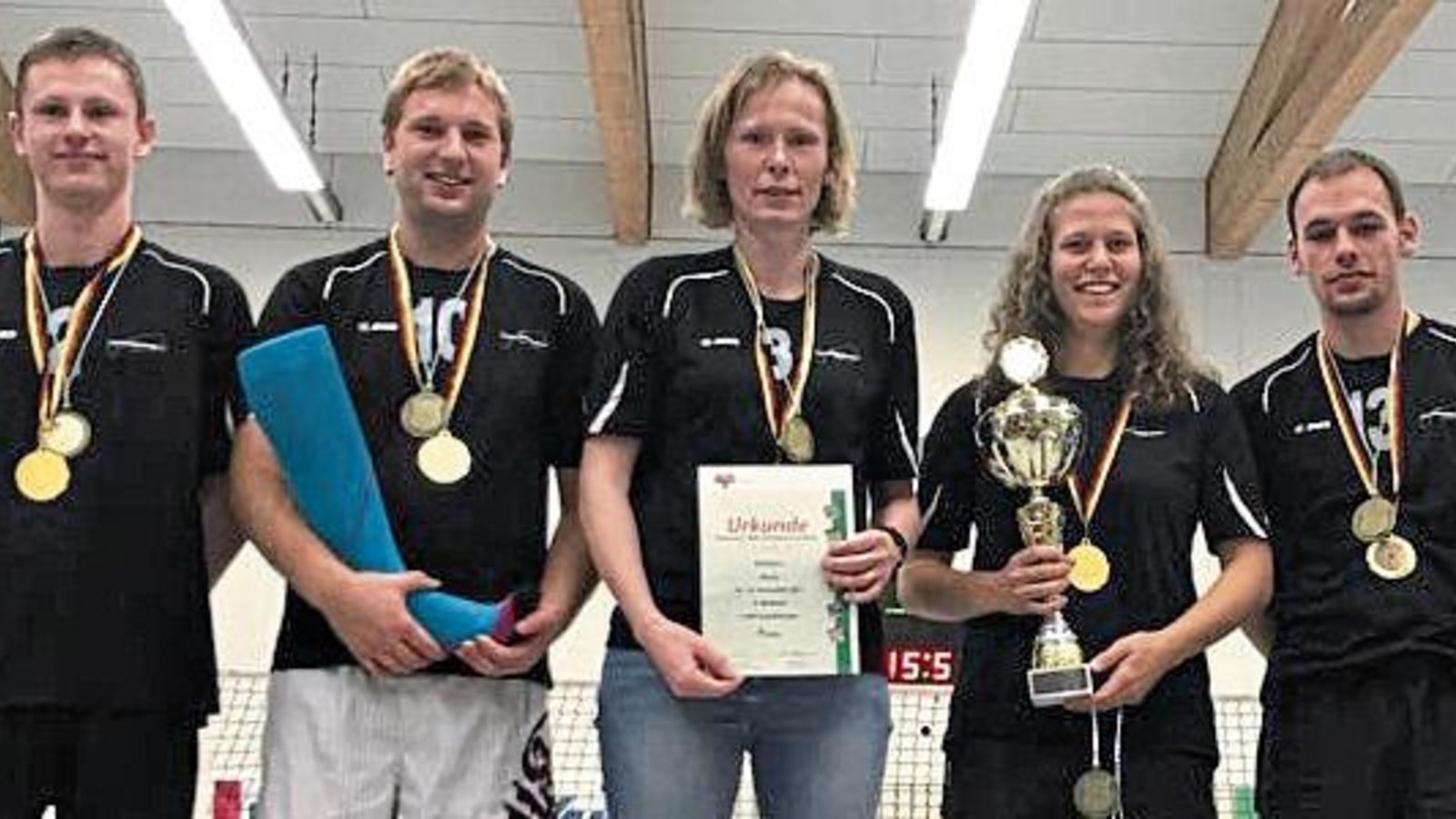 Haben sich den DM-Titel im Mixed gesichert: (von links) Farin Sparmann, Sascha Abel, Kristin Sparmann, Iris Barbunopulos und Sebastian Komander Foto: privat Haben sich den DM-Titel im Mixed gesichert: (von links) Farin Sparmann, Sascha Abel, Kristin Sparmann, Iris Barbunopulos und Sebastian Komander Foto: privat
