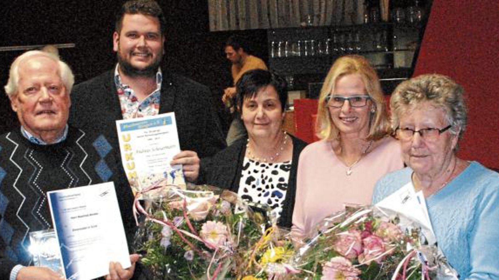 Bürgermeister Harald Eiberger (v. l.) und Stefan Dagenbach ehrten Manfred Binder, Andreas Scheuermann, Petra Santi, Martina Mantai, Brigitte Fesel und Reimund Scheytt für ihre langjährige Mitgliedschaft beim Musikverein Illingen. Foto: Stahlfeld